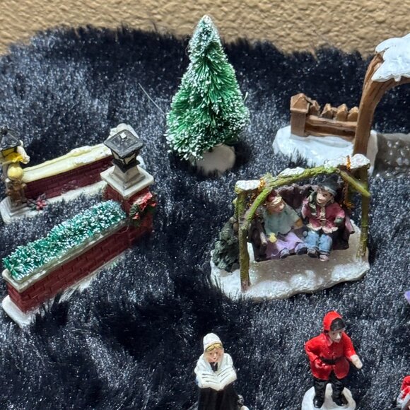 Charming Holiday Miniature Set Featuring 20+ Figurines & Accessories - Picture 6 of 10